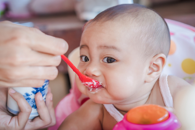 Introducing Solid Food to Your Baby: A Guide to Weaning